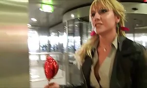 Busty babe fait une incroyable pipe avec film porno vidéo français une grosse bite en POV vidéo