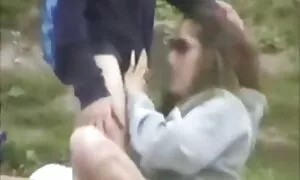 Tatoué sexy babe baise elle-même avec les doigts film porno allemande