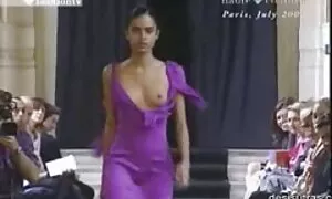Milf sexy film porno français amateur avec des seins énormes se masturbe
