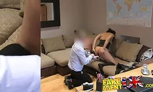 Poilu les gars aiment jouer extrait de film porno français avec leurs pieds